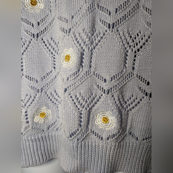 Nikka k Flower Knit Top - Picture 2 of 4